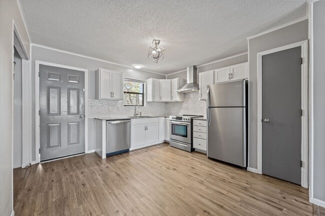 Photo - Welcome to Ravenwood Drive!