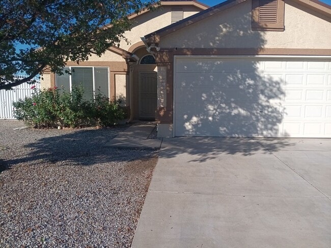 Building Photo - 3 Bedroom, 2 Bathroom Home! Schedule a Showing!