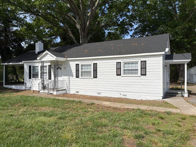 Building Photo - 3 Bedroom Home in Hickory Grove