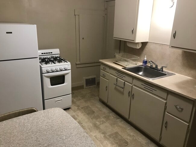 Building Photo - 3439 S 15th St Unit Upstairs Studio #3