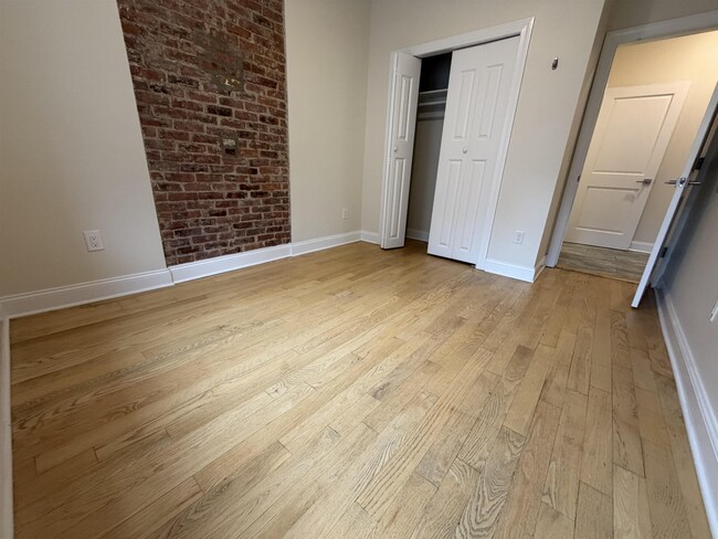 Photo - 84 Van Wagenen Ave Unidad 2R