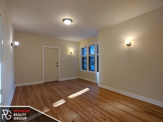 Building Photo - 4036 N Ashland Ave Unit 4036.5-S1