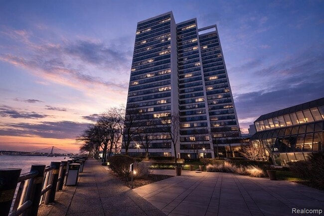 Building Photo - 300 Riverfront Dr Unit 10I