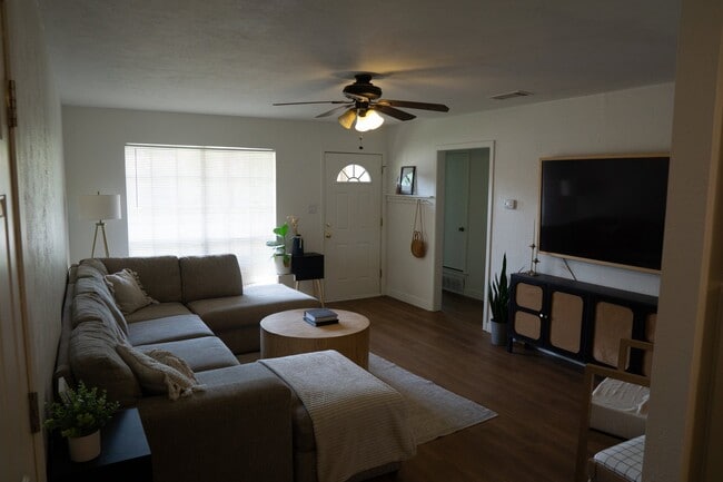 Photo - 737 Hallvale Dr