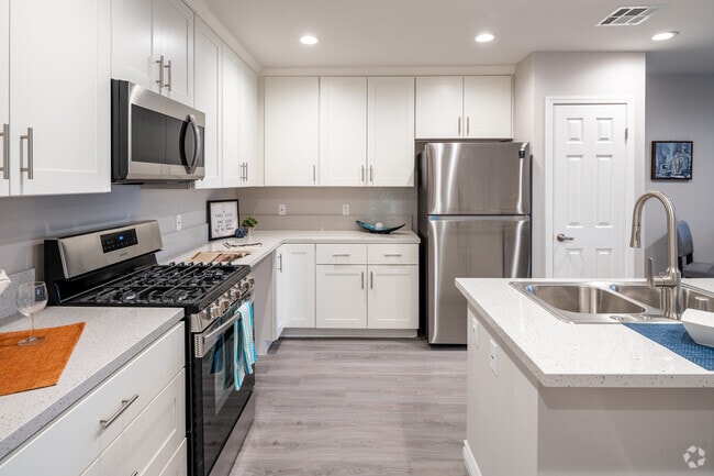 1BR, 1BA - 866SF - Centerpointe at Market