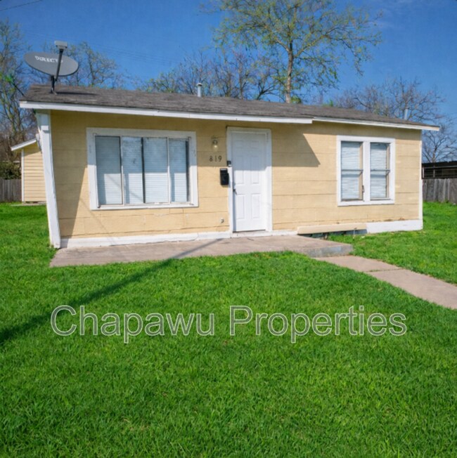 Photo - 819 Larry St