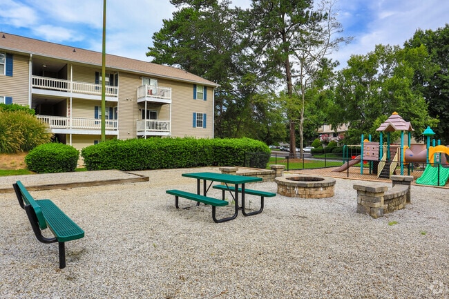 Outdoor Area - Retreat at Towne Crossing