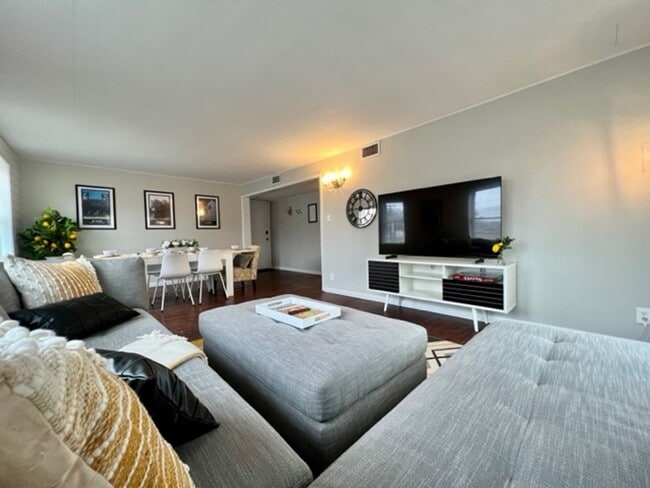 Photo - Shops on Hampton Avenue Unit 4922 South