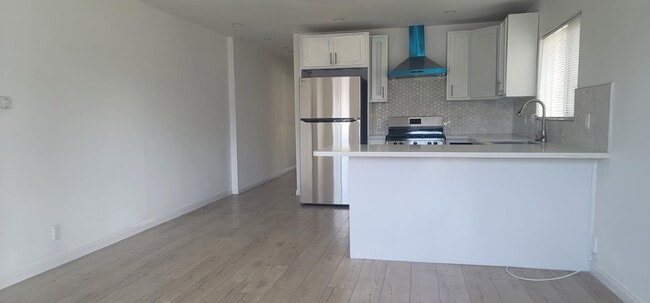 Photo - 142 E 65th St