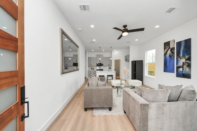 Photo - 8815 Edgar St