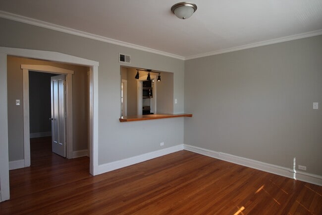 Photo - 2 Bed / 1 Bath Rehabbed Apartment in Hermosa near Fullerton Bus, Restaurants & Shopping. Updated ... Unidad 4406 -3