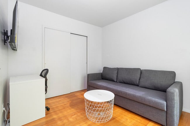 Building Photo - 224 E 95th St