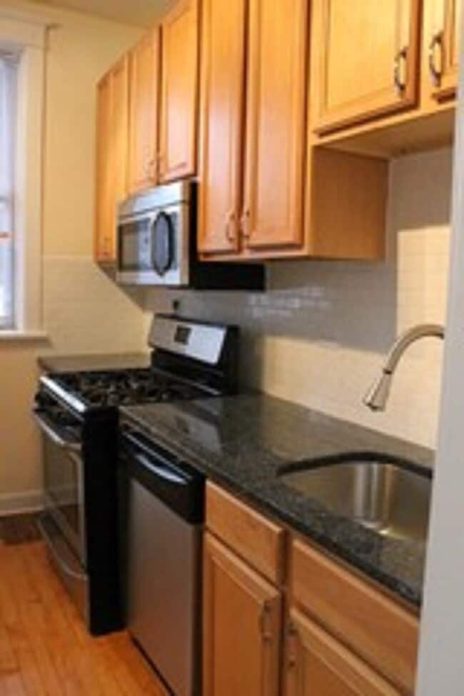 Building Photo - 910 W Waveland Ave Unit #  01