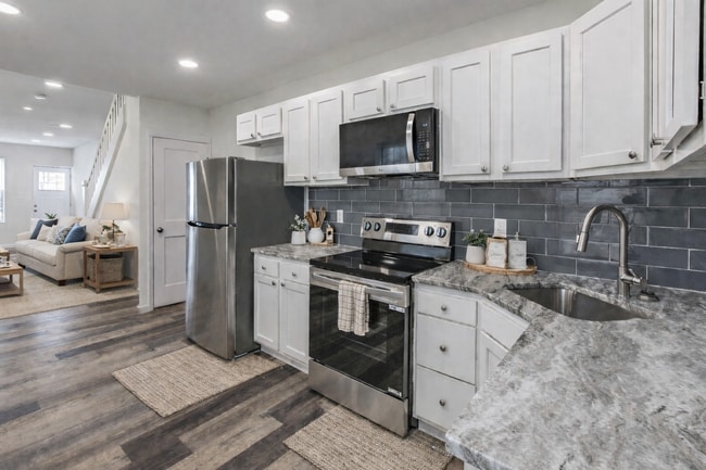 Building Photo - 3 bedroom, 1.5 bath fully renovated townhome in City of Wilmington