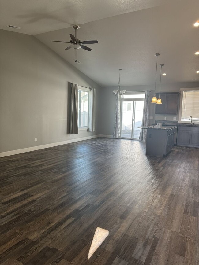 Photo - Lovely Open concept Low Maintenance