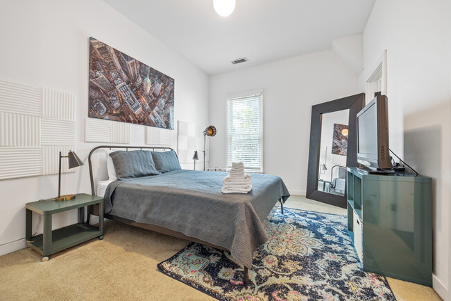 Master bedroom features a Queen-sized bed - 906 Allene Ave SW House