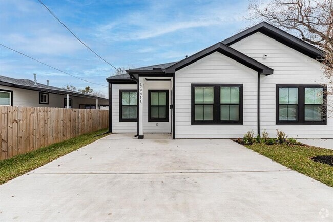 Building Photo - 4661 Clover St Unit B Rental