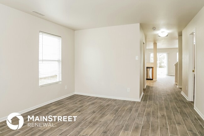 Photo - 748 Runningbrook Ln