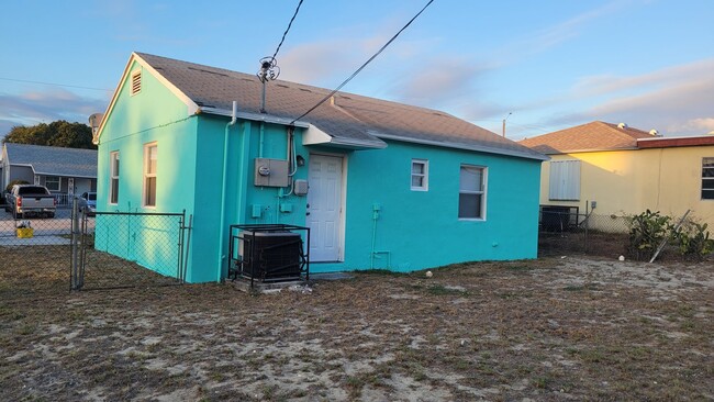 Photo - 857 W 5th St