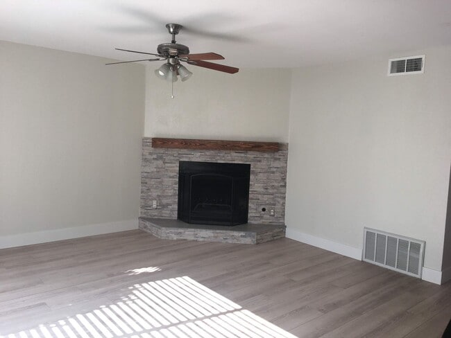 Photo - Freshly updated Woodside Park townhouse, close to Fresno State.