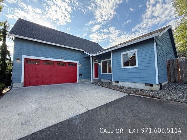 Building Photo - 1020 SW Halsey St Rental