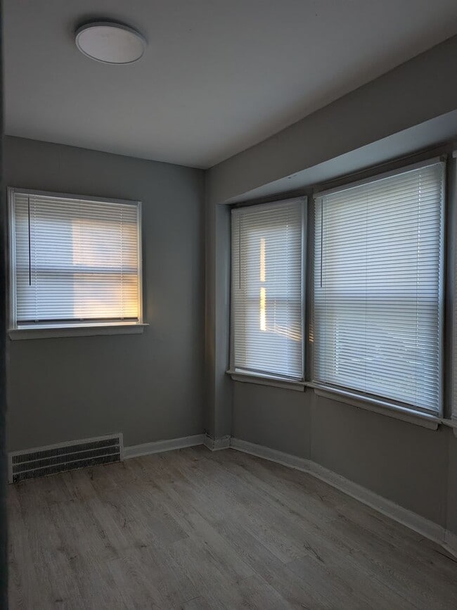 Photo - 9994 Vaughan St