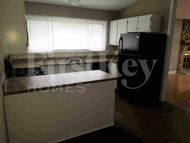 Photo - 185 Paramount Dr