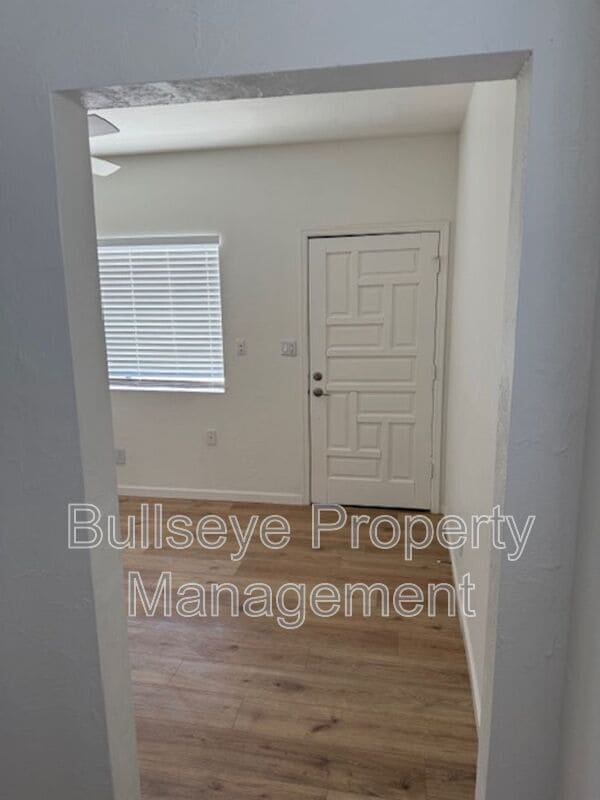 Photo - 1302 E Maddock Rd