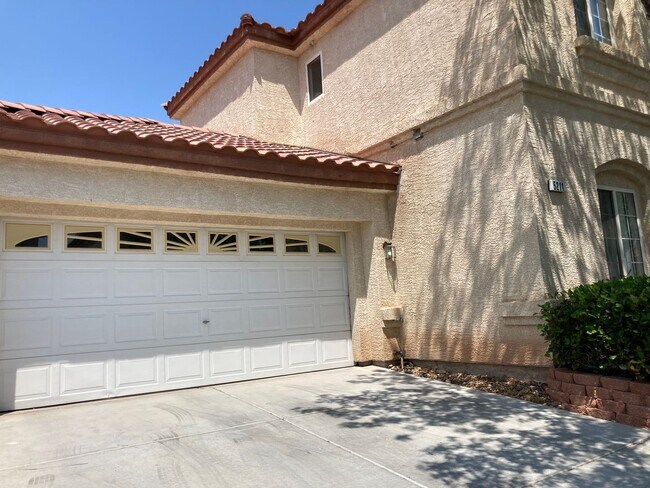 Building Photo - 4 bedroom 3 bath centrally located home