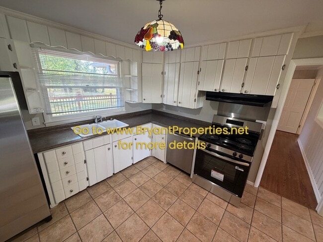 Photo - 720 Robert Burns Dr