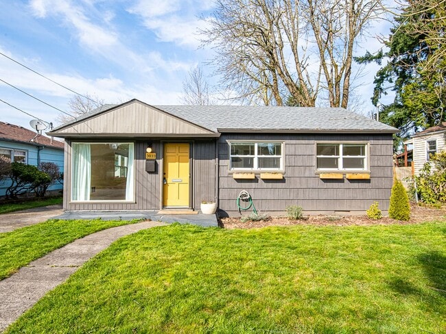 Building Photo - Adorable 3-bdrm/1-bath in Kenton. Hardwoods, deck, W/D, huge fenced backyard, off-street parking
