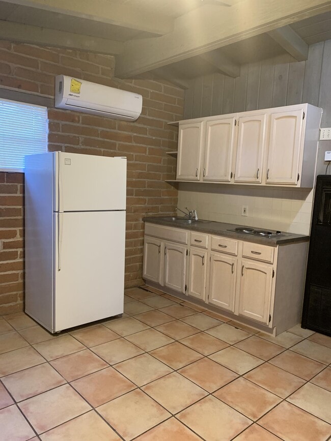 Photo - 2537 E Elm St Unit 1