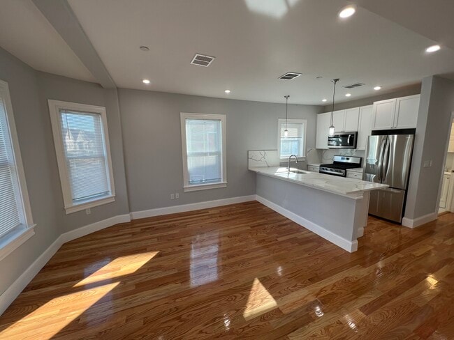 Building Photo - 29 Alpine St Unit 2