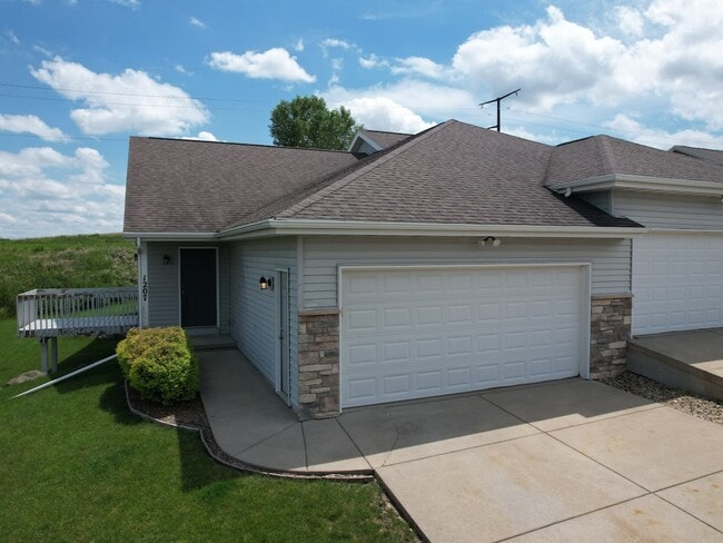 Building Photo - 1207 Temple Dr Rental