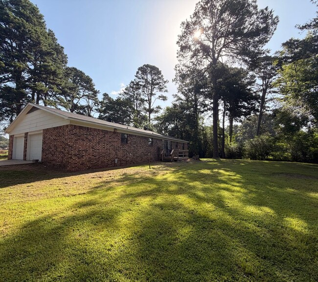 Photo - *Available July 6th**Discover a comfortable 3-bedroom, 2-bathroom home on the outskirts of Russel...