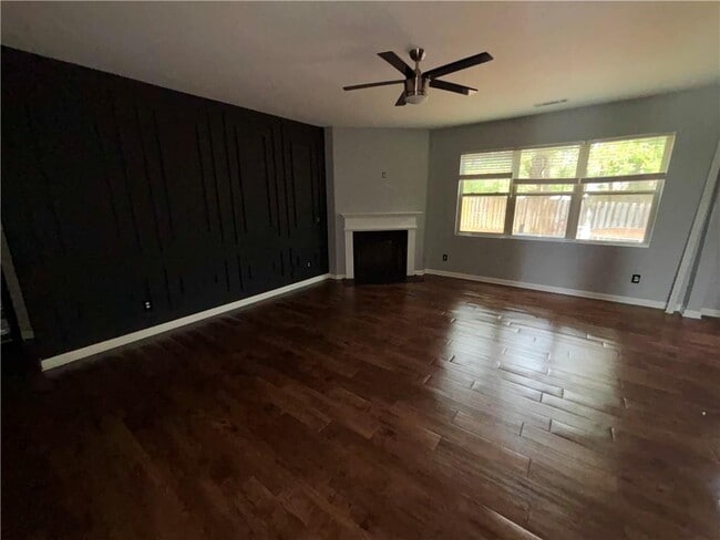 Photo - 8389 Regent St