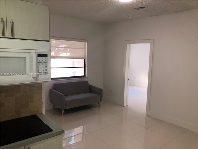 Building Photo - 2730 Collins Ave Unit 209 Rental