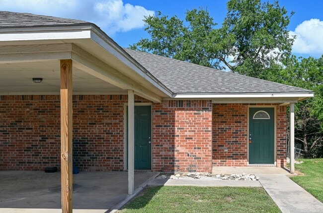 Building Photo - 2 Bed, 2 Bath Duplex Decatur TX