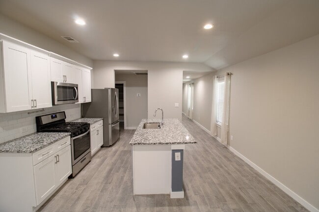 "Charming 3-Bed, 2-Bath Oasis in Lubbock – Spacious 1,489 Sq Ft Haven!"