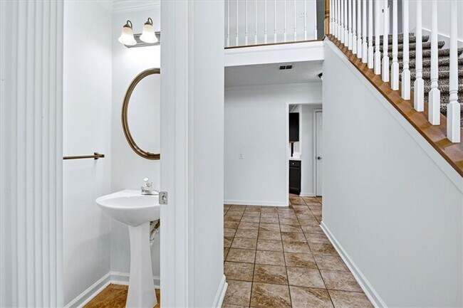 640 Suwanee Lakes Cir NW