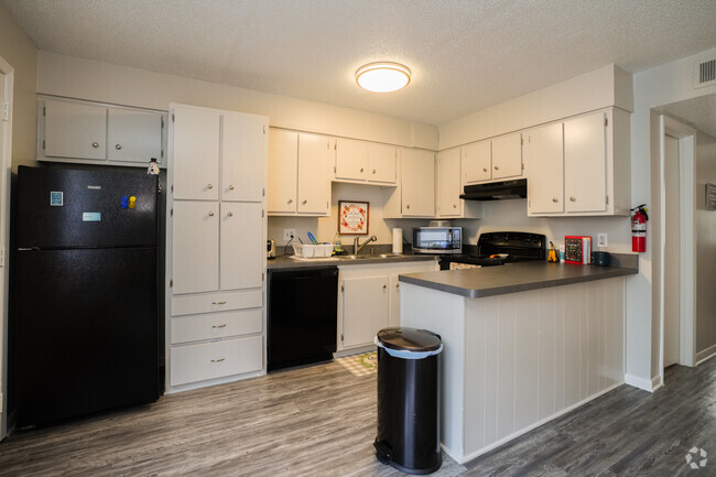 2BR, 1.5BR - 900SF - Kitchen - Windsor Village Rental