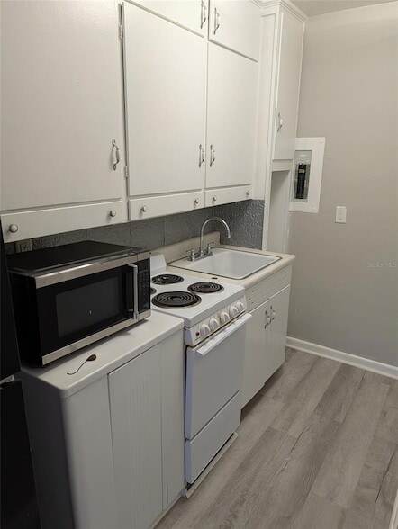 Photo - 608 N Baker St