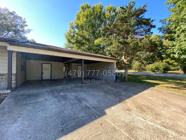 2831 Strawberry Dr