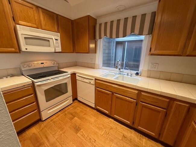 Building Photo - Beautiful Townhome in the Heart of Pleasanton