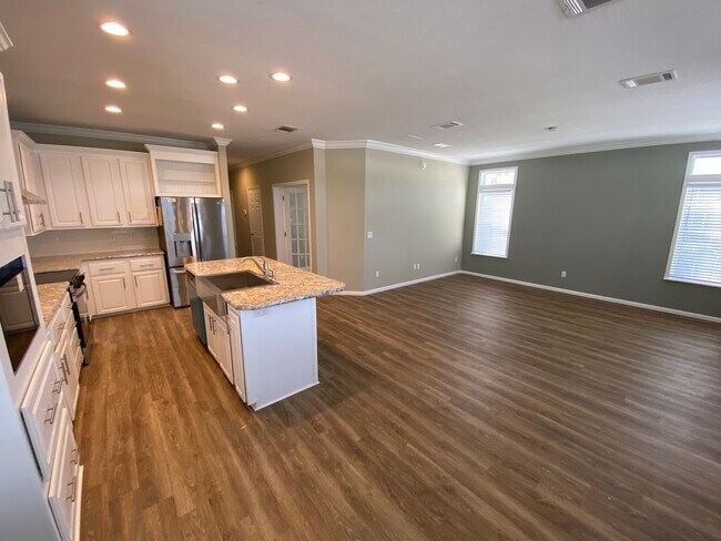 Photo - 5307 Camelot Dr E