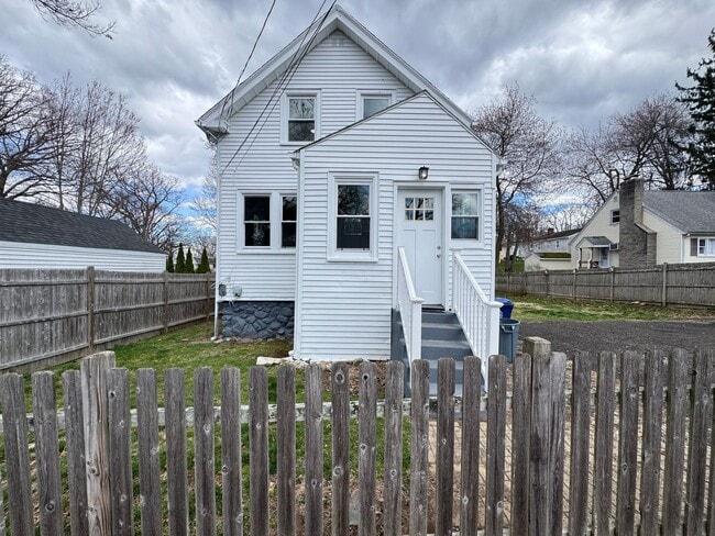 Building Photo - Newly Renovated Single Family in West Haven! Central A/C!