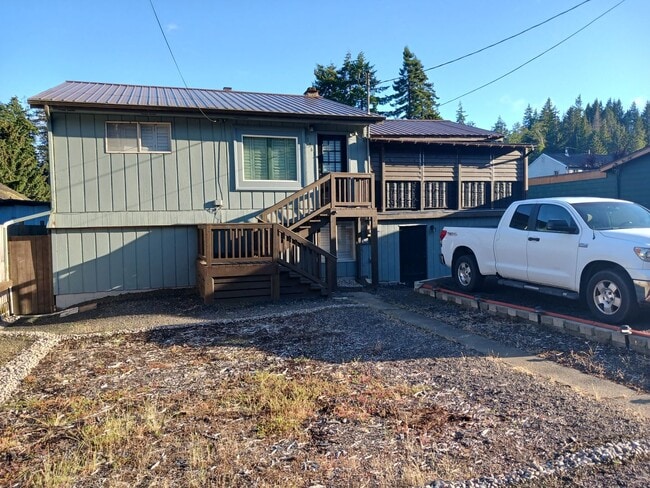 Building Photo - Newly renovated 5 bedroom home