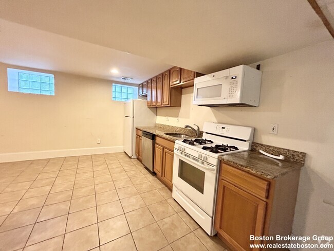 Building Photo - 1570 Tremont St Unit 1 Rental