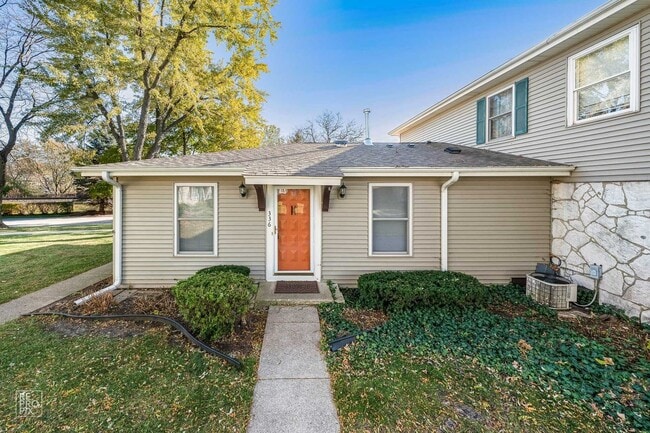 Beautiful End Unit Townhome with Garage! - Beautiful End Unit Townhome with Garage!