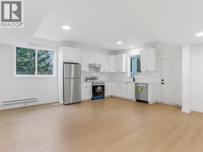 Photo - 3553 Monson Cres